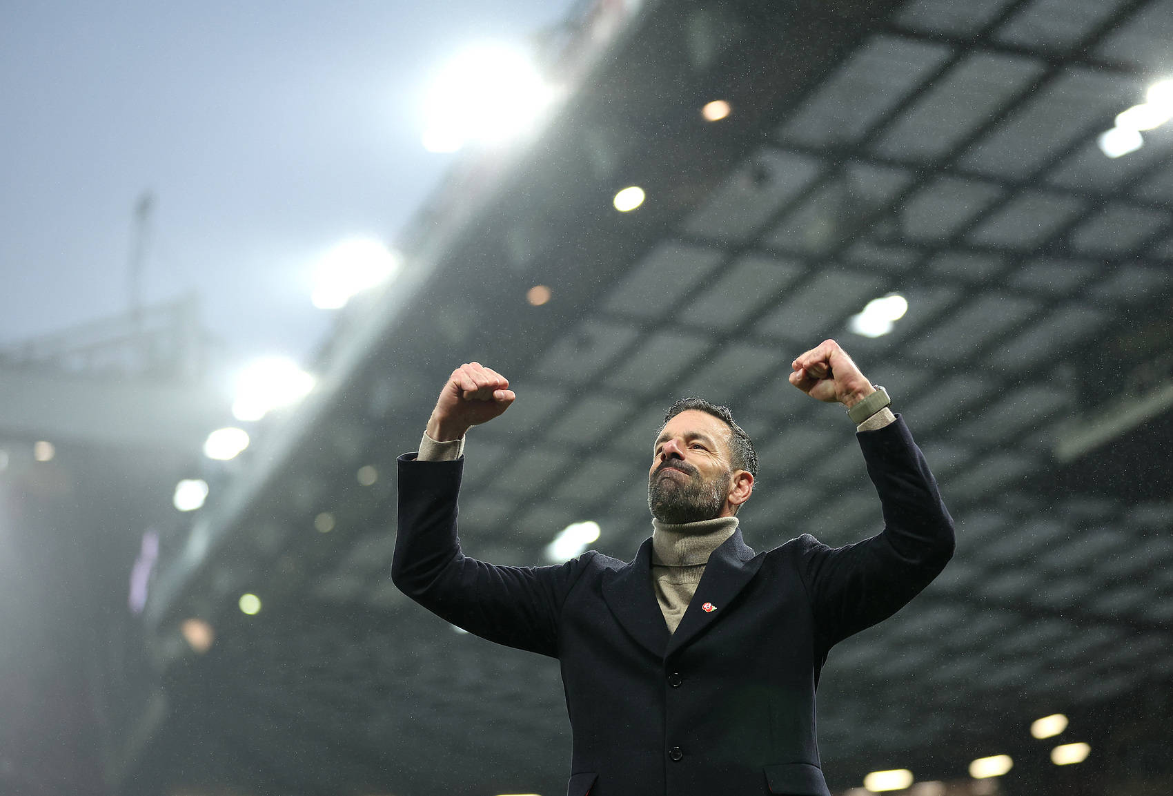 曼联官方:范尼确认离队 担任临时主帅期间保持不败