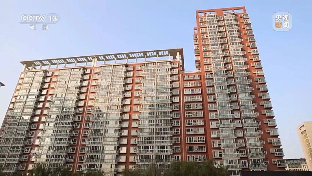 一电梯从11层冲顶到28层致7岁男孩全身骨折,老旧电梯维修更新何解?