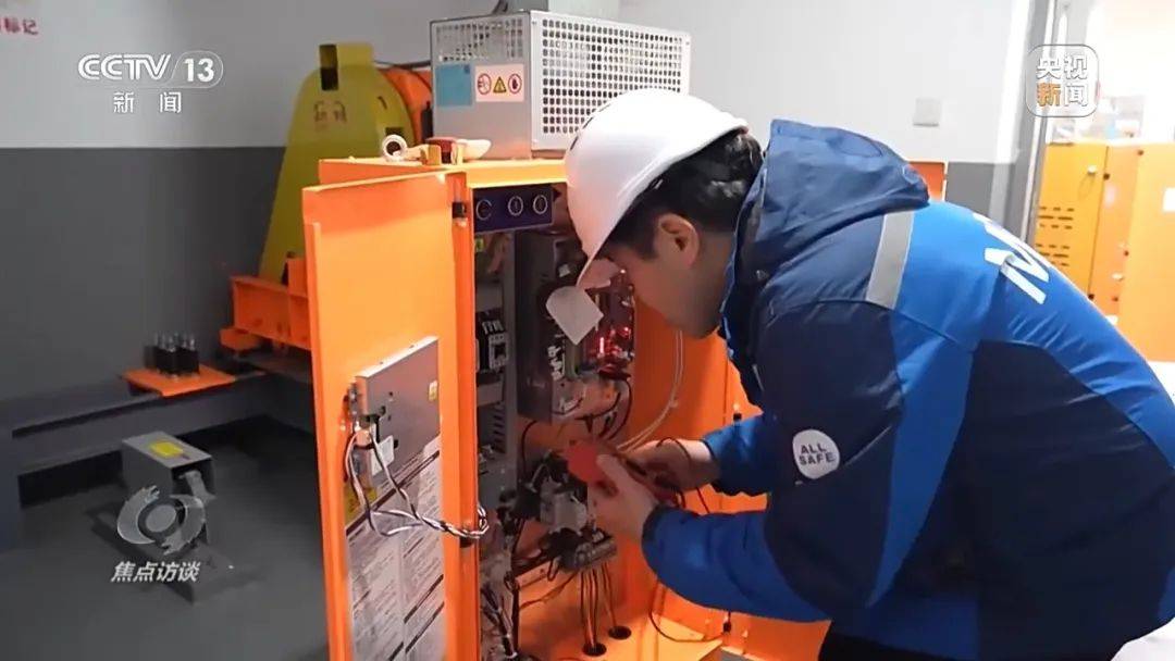 一电梯从11层冲顶到28层致7岁男孩全身骨折,老旧电梯维修更新何解?