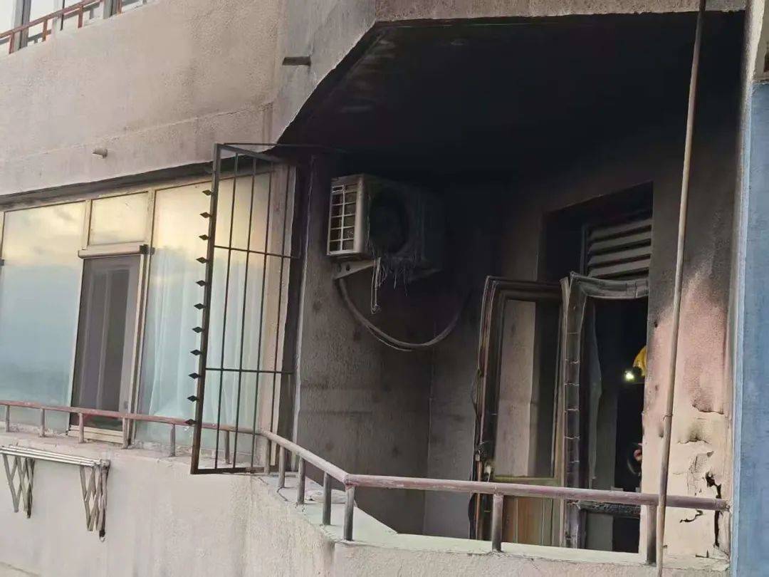 北京海淀一居民楼阳台突发火灾,起火物品很常见