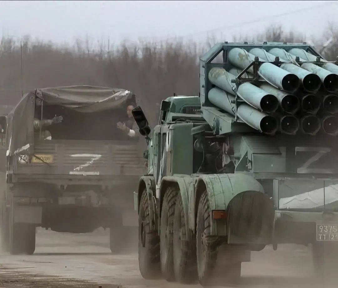 俄军突袭库皮扬斯克,千辆战车大举渡河,乌克兰紧急反应:泽连斯基如何应对?