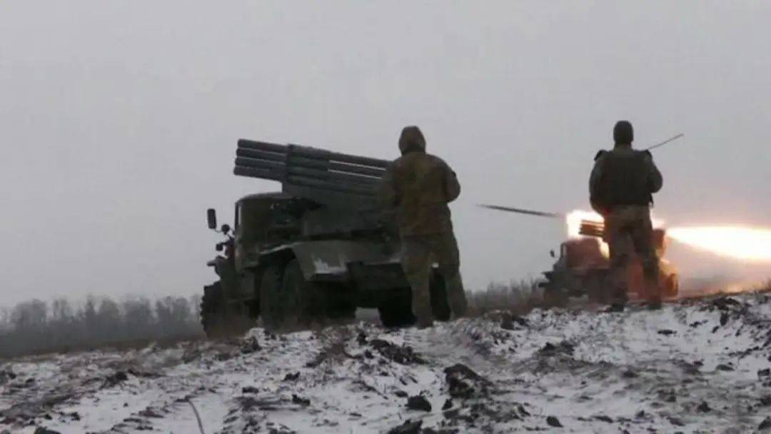 俄军突袭库皮扬斯克,千辆战车大举渡河,乌克兰紧急反应:泽连斯基如何应对?