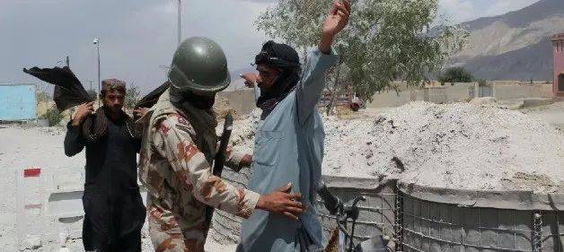 巴铁一座城市被攻破,数百名敌军夺取政府大楼:巴铁守军节节败退