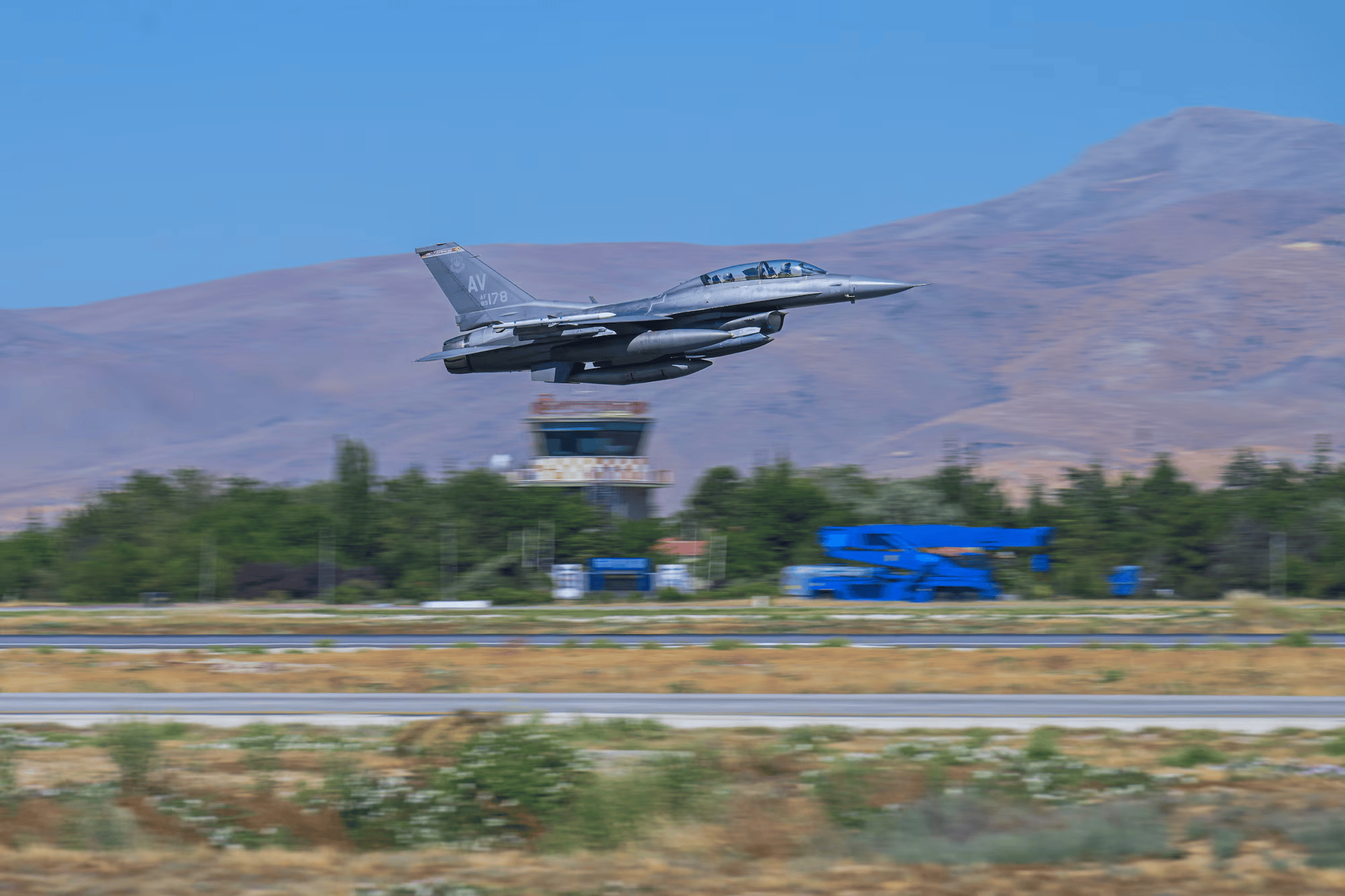 乌军F-16从北约基地出击,踏破俄罗斯红线:俄朝联军将登陆敖德萨