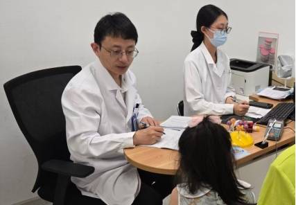 杭州5岁女孩背上惊现“梅花印”,罪魁祸首竟是家里的……