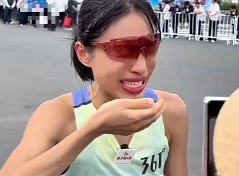 丈夫回应“最快女护士”哭诉调休难:她太激动未完整表达想法