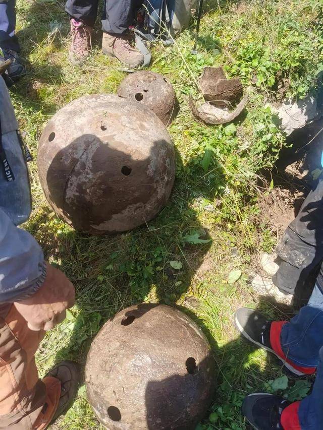 驴友爬大同殿山发现4个疑似佛磬老物件:刻有“嘉靖四十二年”等铭文,已移交文保部门