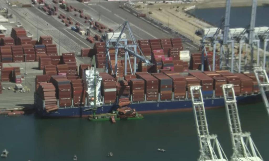 美国长滩港一货船发生事故 60多个集装箱坠入海中