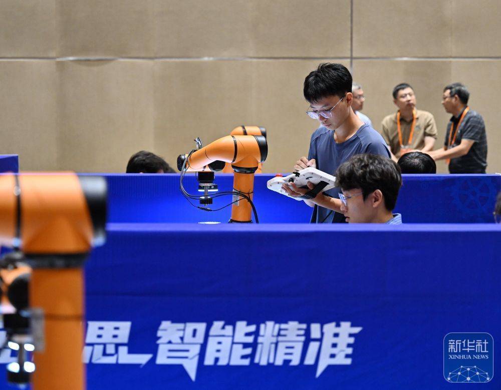 京津冀鲁大学生比拼智能精密装配