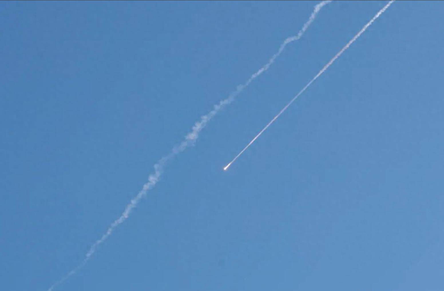 轮到以色列被打了!最大城市被炸,胡塞导弹虽迟但到,数百万人逃入避难所