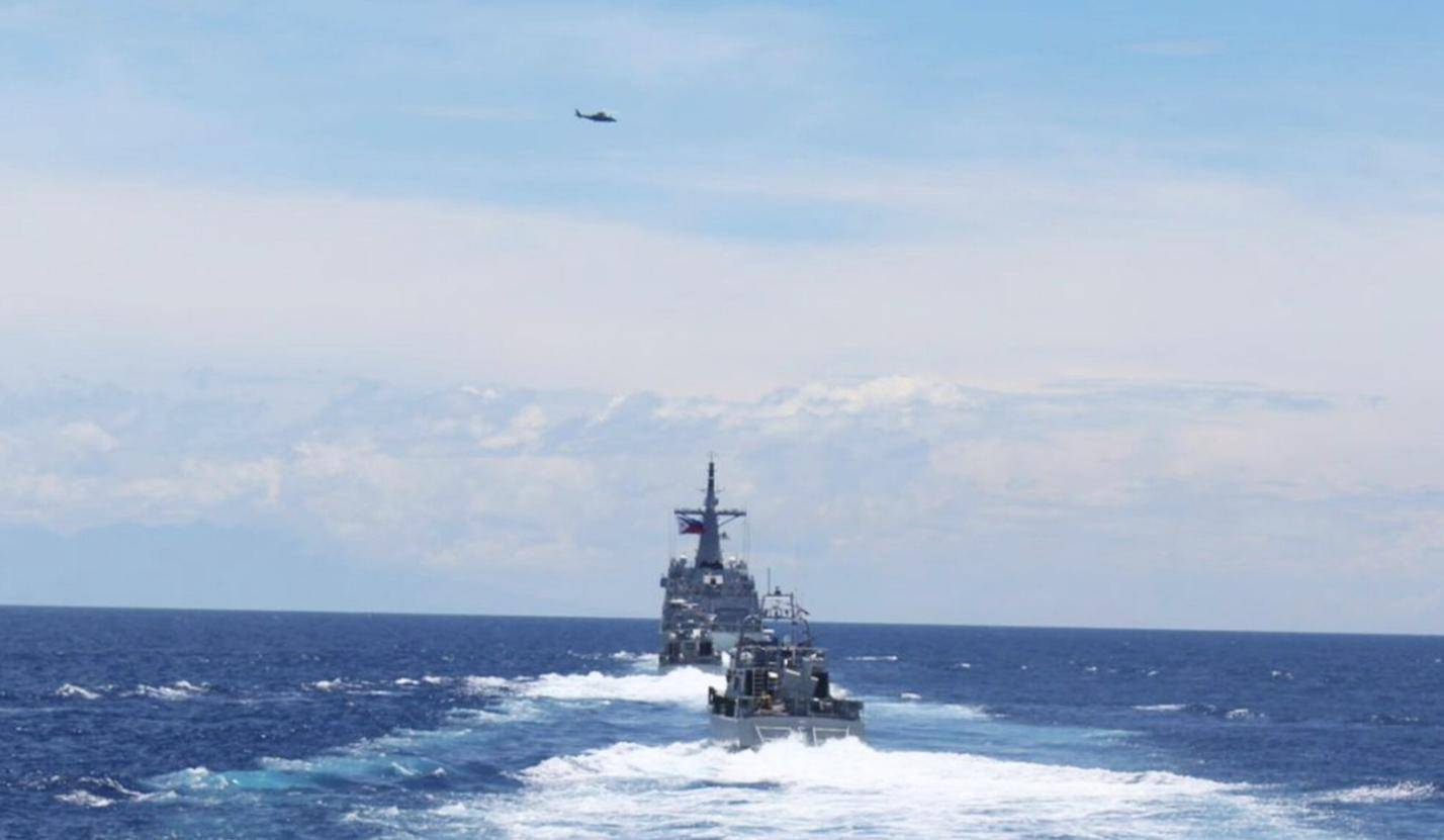 菲律宾海军精锐尽出,在黄岩岛附近直接开火,不料下一幕彻底破防