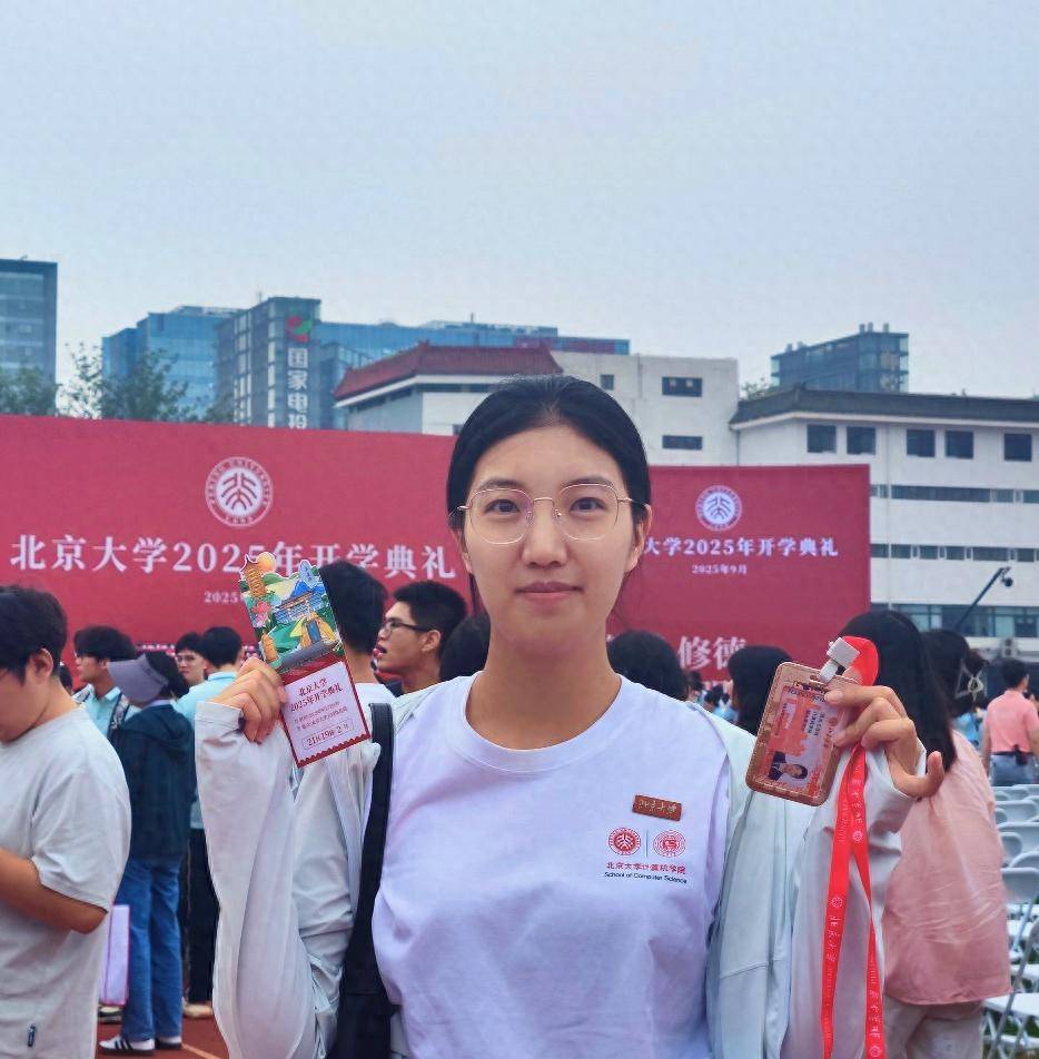 上尉女军官，收到北大录取通知书！