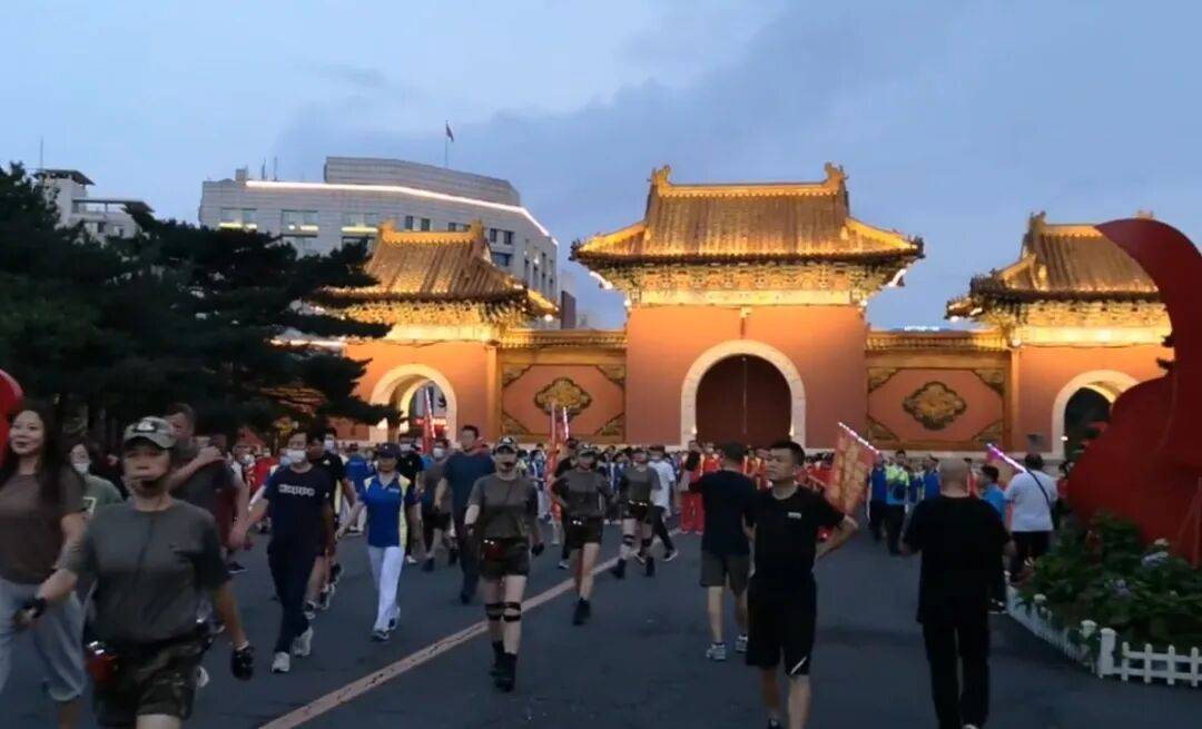 争议之下的老年“暴走团”