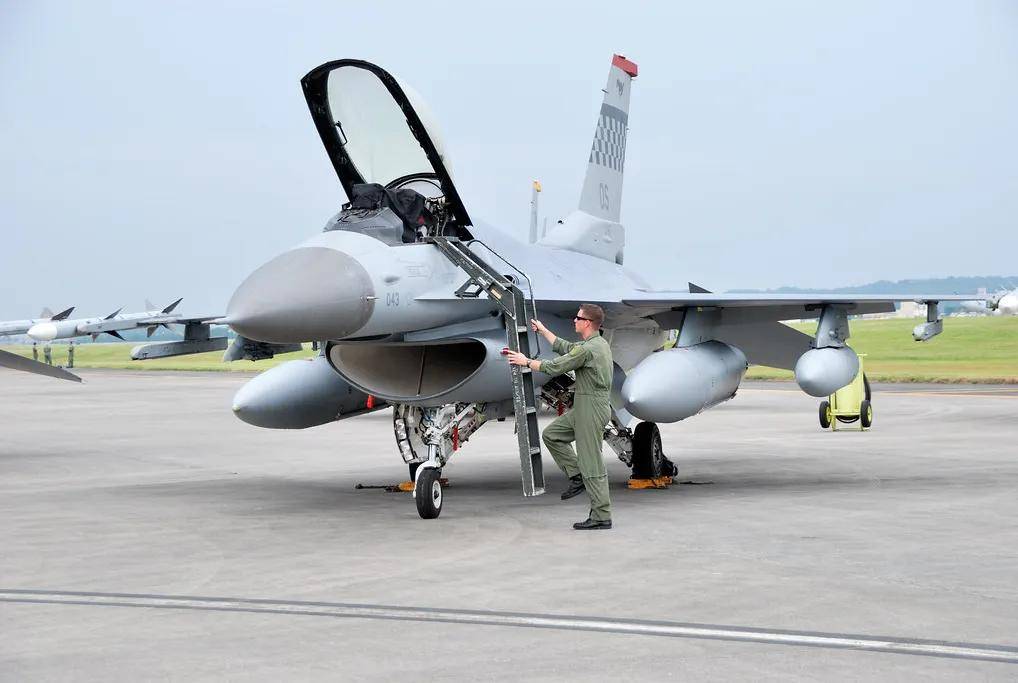 央视曝光!歼-35A改用内置登机梯,和F-35的一模一样?