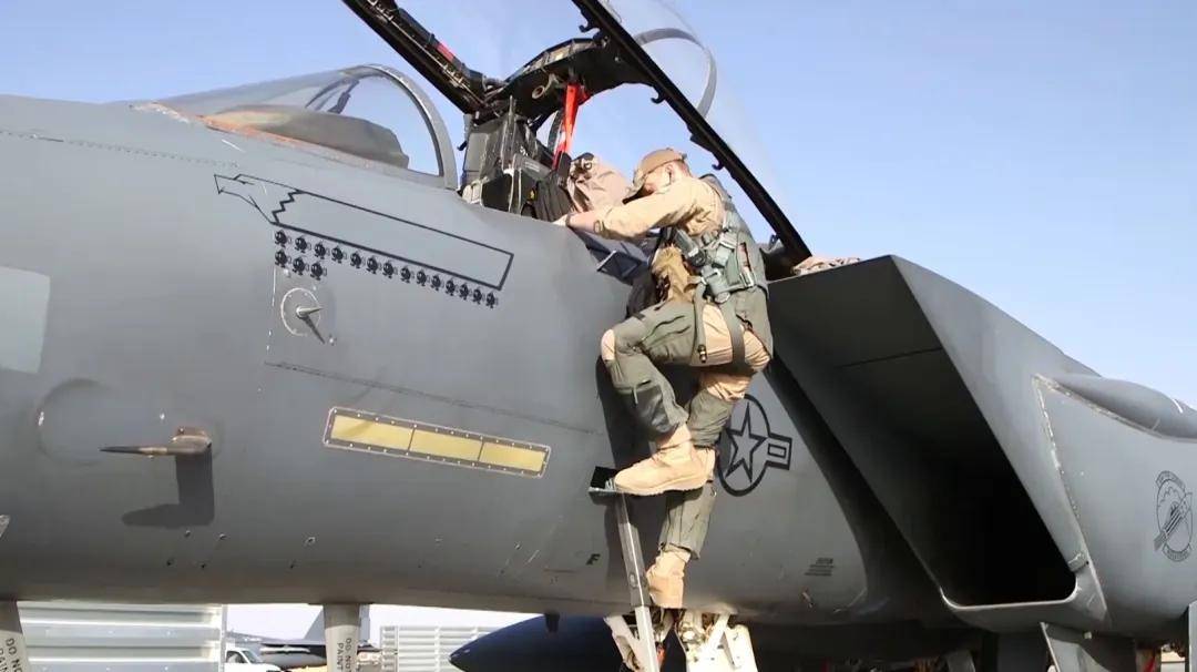 央视曝光!歼-35A改用内置登机梯,和F-35的一模一样?