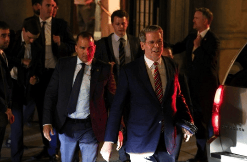 中美谈判结束，出现罕见一幕，双方牵头人没握手，却达成一项重要共识，中方代表一脸从容