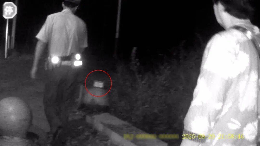 北京一老人夜晚打车到20多公里外,要把钱埋土里,司机紧急报警!