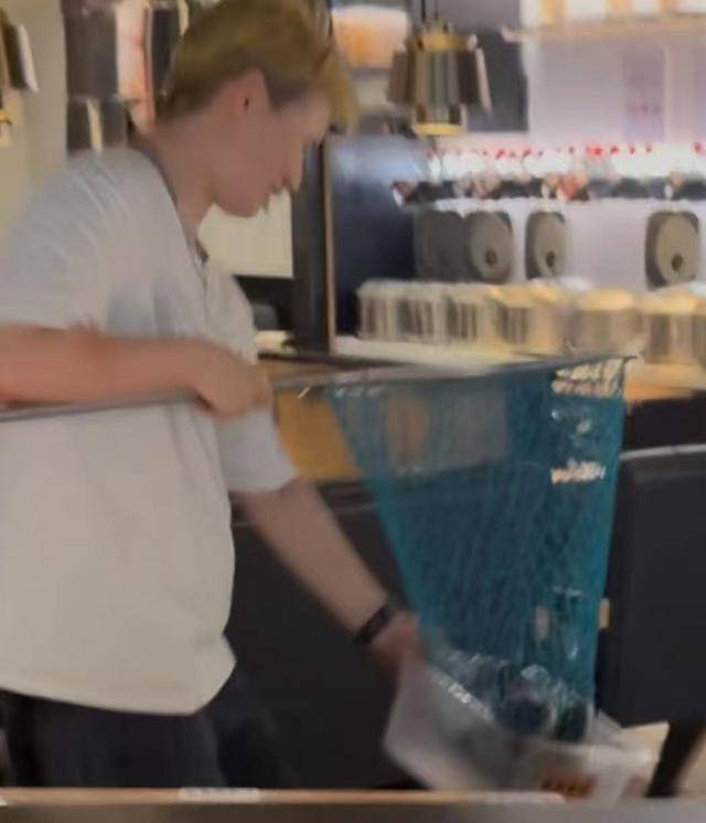 爱教育消费者的太二酸菜鱼，终于开始服软了？