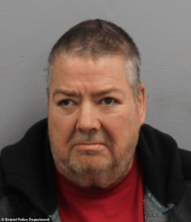 美国12岁女孩遭养父性侵7年,怀孕生子,养母装不知道