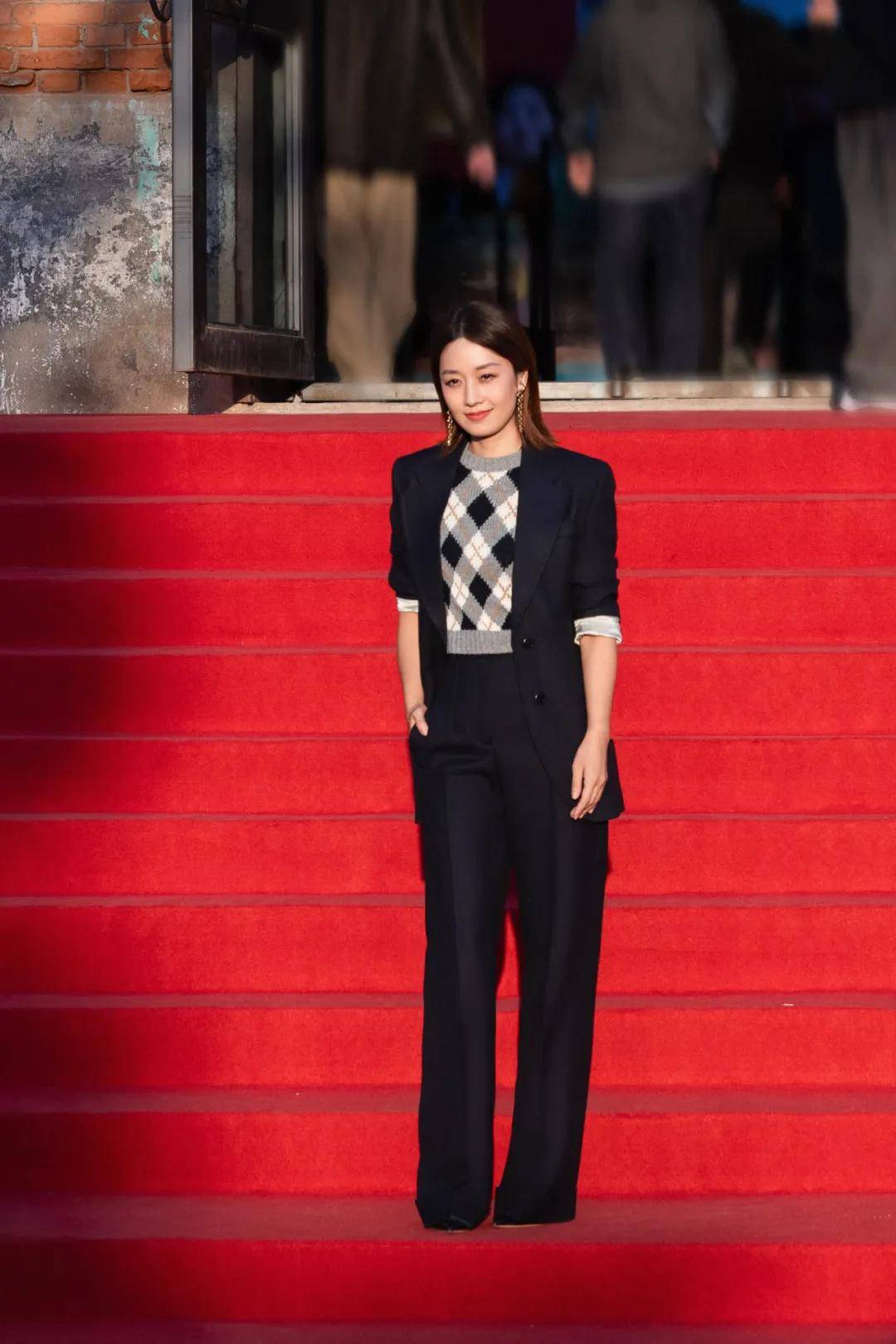 穿豹纹的辛芷蕾宛如行走的奖杯,马伊琍一身绿裙梦回玲子