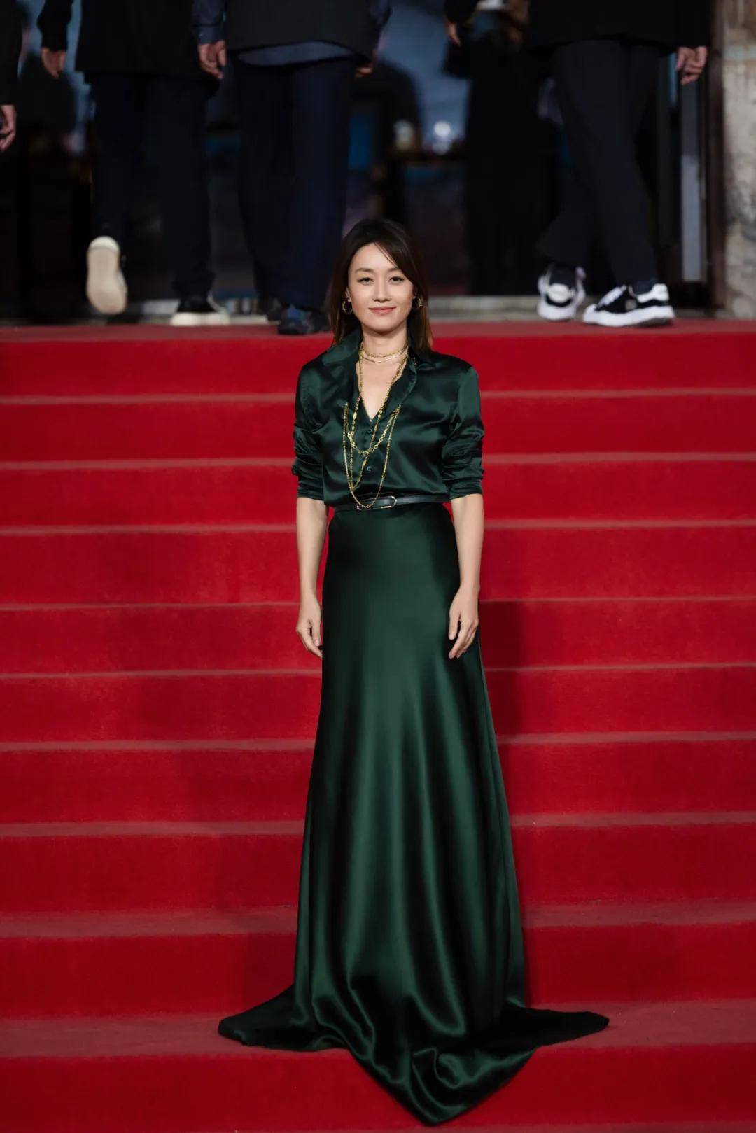 穿豹纹的辛芷蕾宛如行走的奖杯,马伊琍一身绿裙梦回玲子