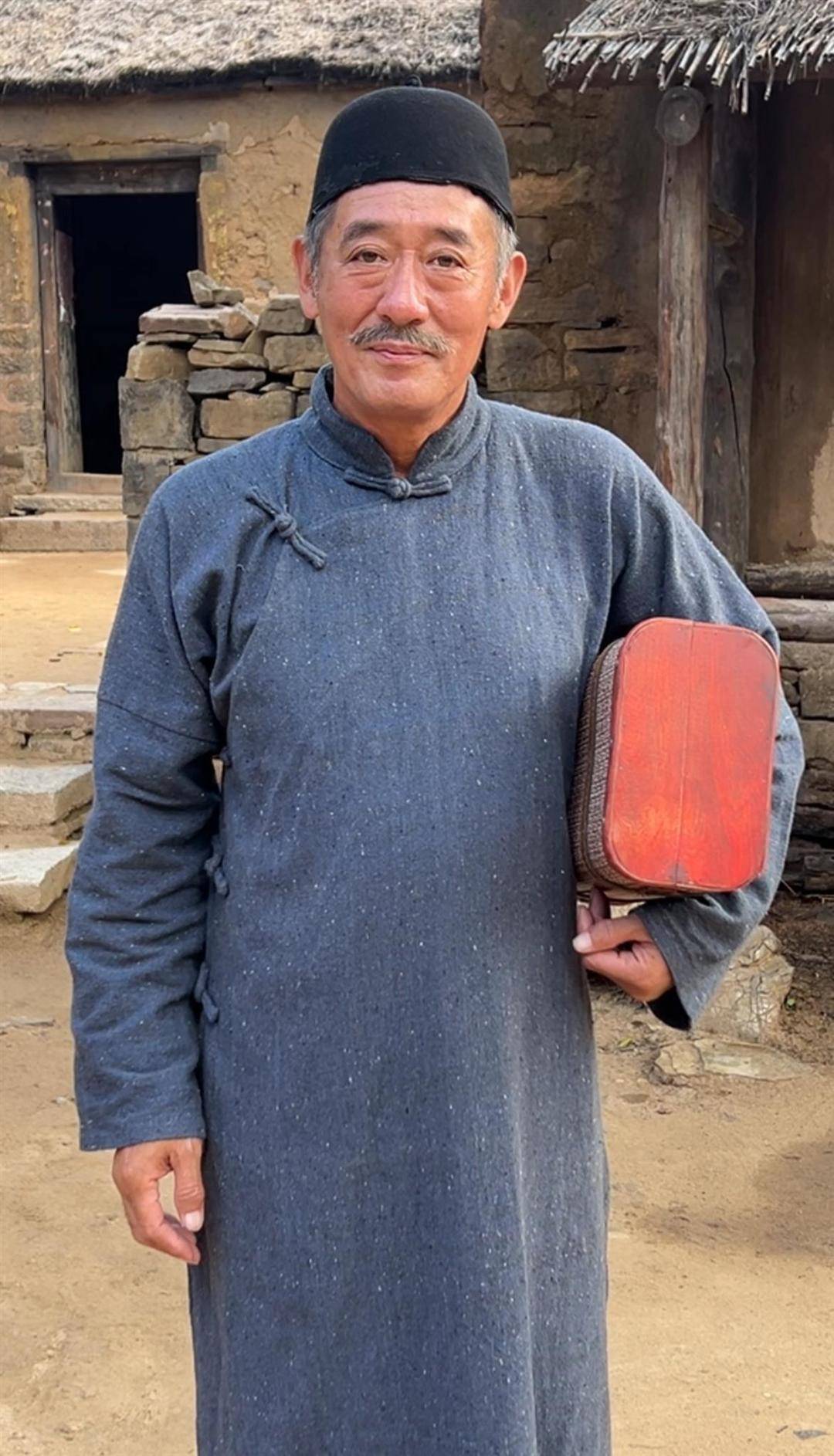 山东一景区被热播剧《生万物》带火,多名剧中角色变npc与游客互动,杨幂“婆家”的独角小牛成团宠