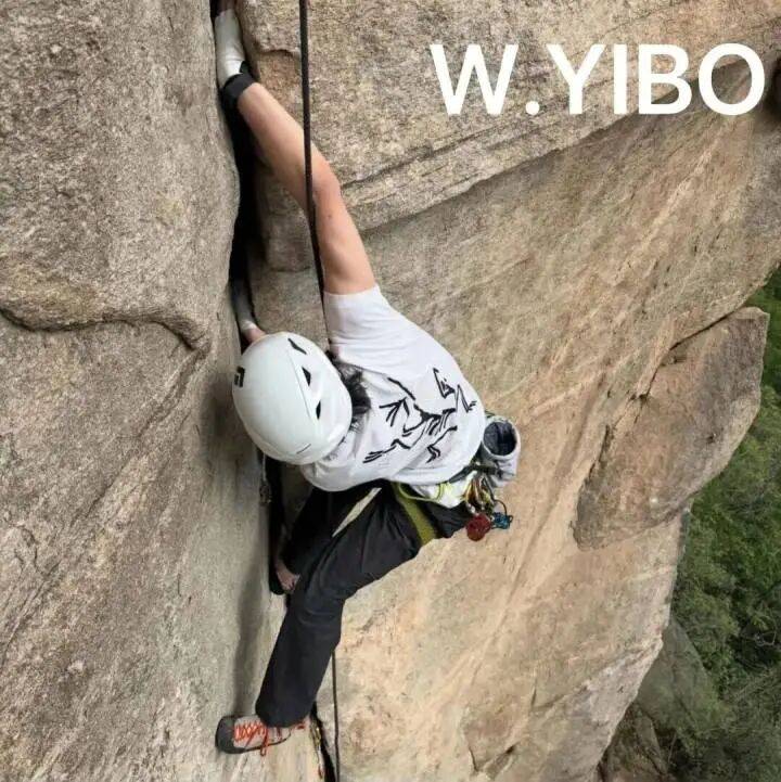 23岁知名网红在攀岩时失足坠崖,直播间观众目睹坠亡瞬间:本已登顶但工具卡在岩壁上需原路返回