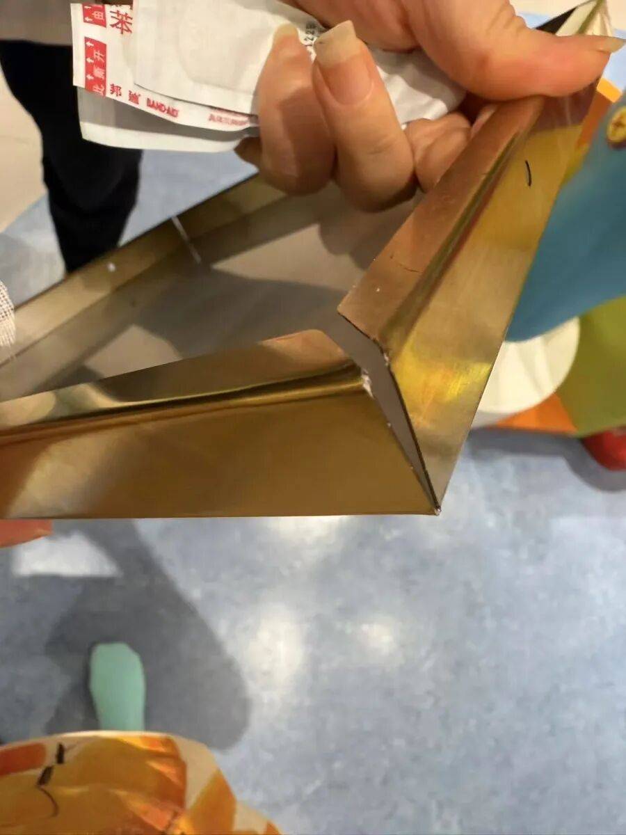 上海一早教机构铜牌掉落,1岁多男童额头被砸伤!家长维权2个月:他们从不正面回应