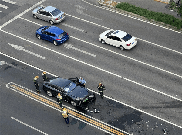 陈震谈劳斯莱斯车祸后续:对方为网约车,已联系到伤者家属,会全力支付应该负担的赔偿