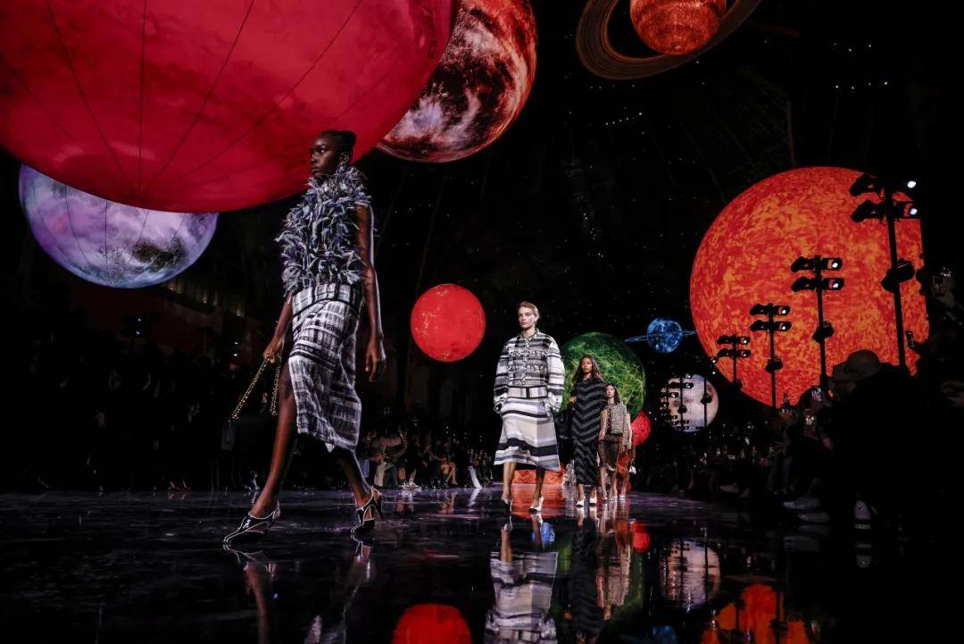 周迅、窦靖童、刘雯、井柏然同框围观香奈儿的新秘密