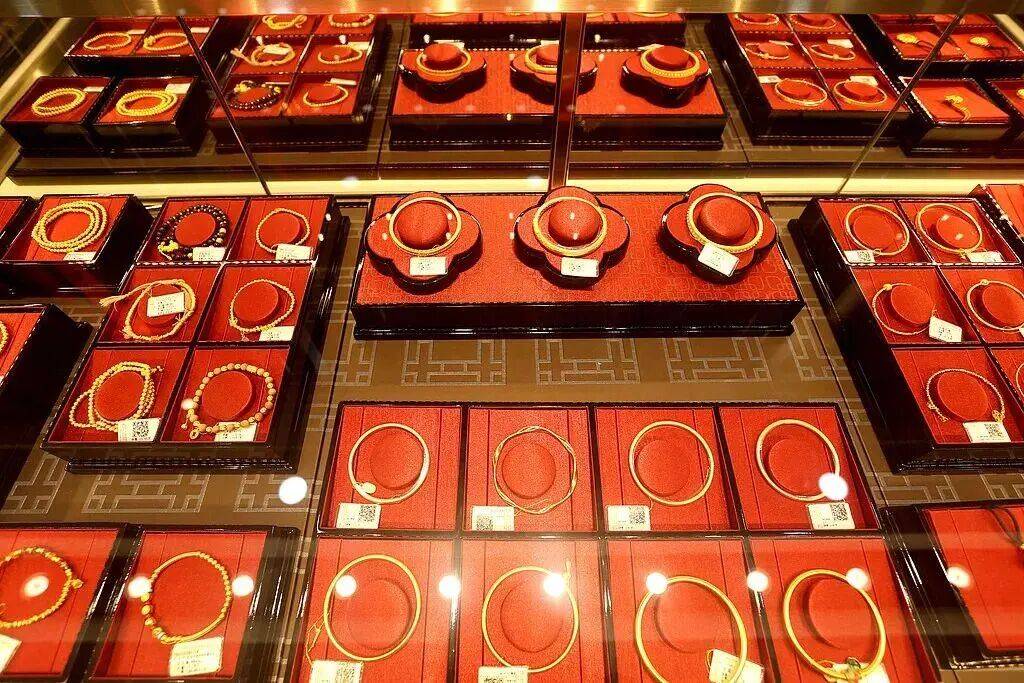 金价再创新高!买“一口价”金饰要注意