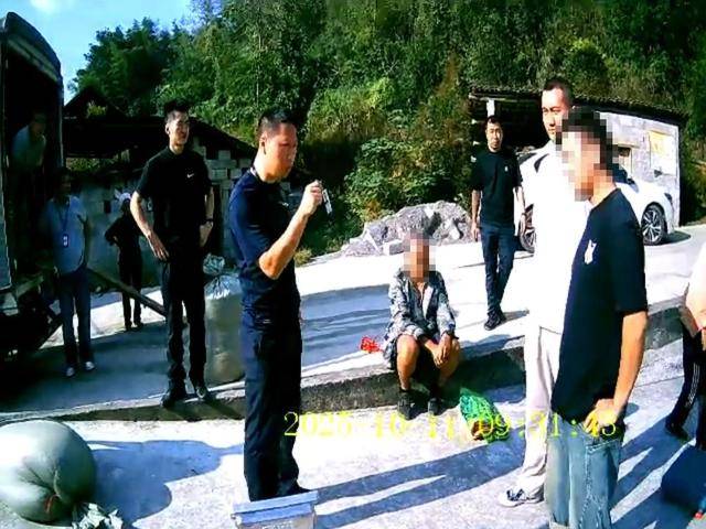 100斤玉米上秤秒变60斤?贵州一村民遭“鬼秤”骗粮!民警出手,5人被拘