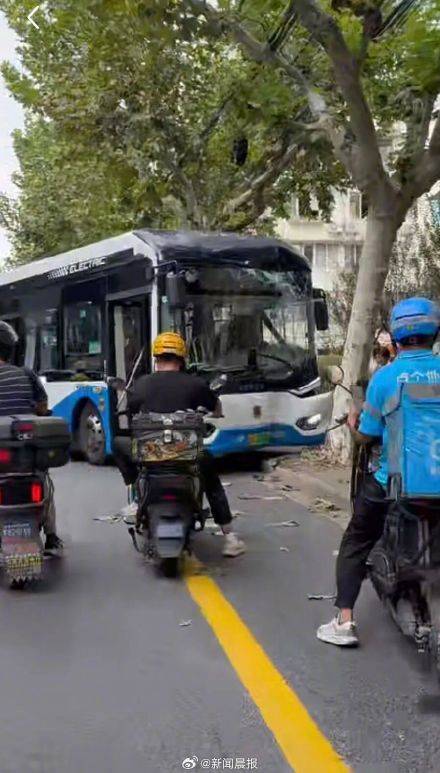 上海警方通报:男子故意多次急刹,致公交车撞树,两名乘客受伤,行拘!