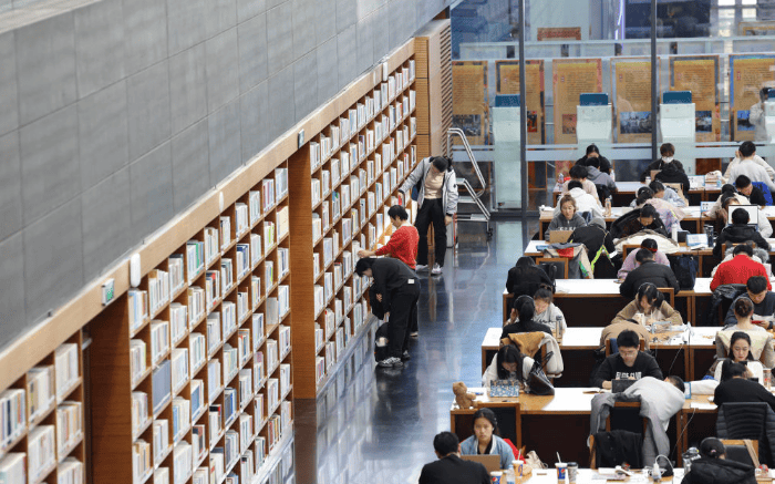 破解图书馆“一座难求”,让文化共享真正落地 | 新京报社论