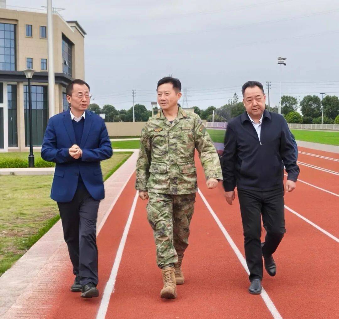 九江市委常委、九江军分区大校司令员丁庆顺到九江卫生健康职业学院（九江市卫生学校）视察2025级新生军训工作