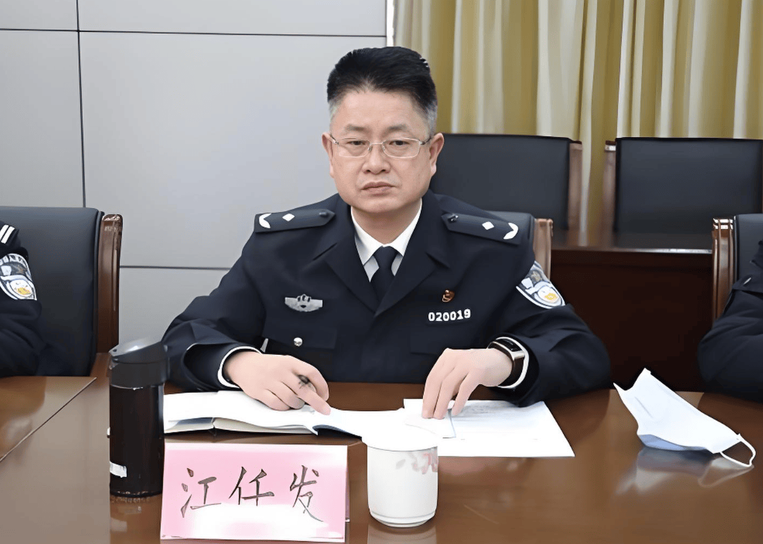 当过市公安局副局长,江任发不按规定报告个人去向,为黑恶势力撑腰站台,充当“保护伞”
