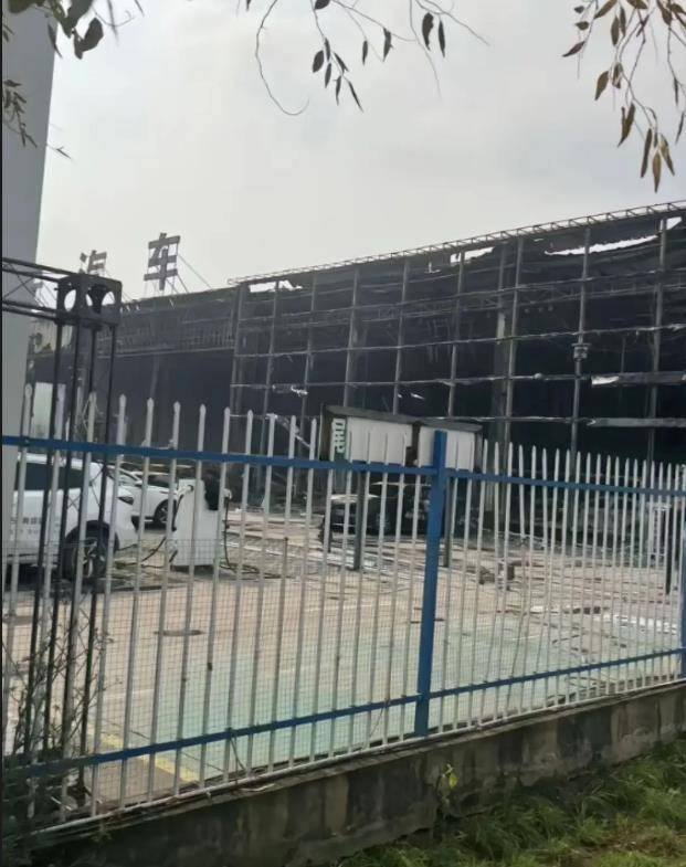 阜阳一4S店凌晨燃起熊熊大火,店方人士:展厅的车都被烧了,原因尚不清楚