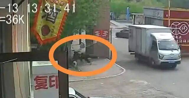 黑龙江一女子路边正常行走，货车撞断限高栏将其砸倒，街道办回应：被砸情况调查清楚后会发布消息