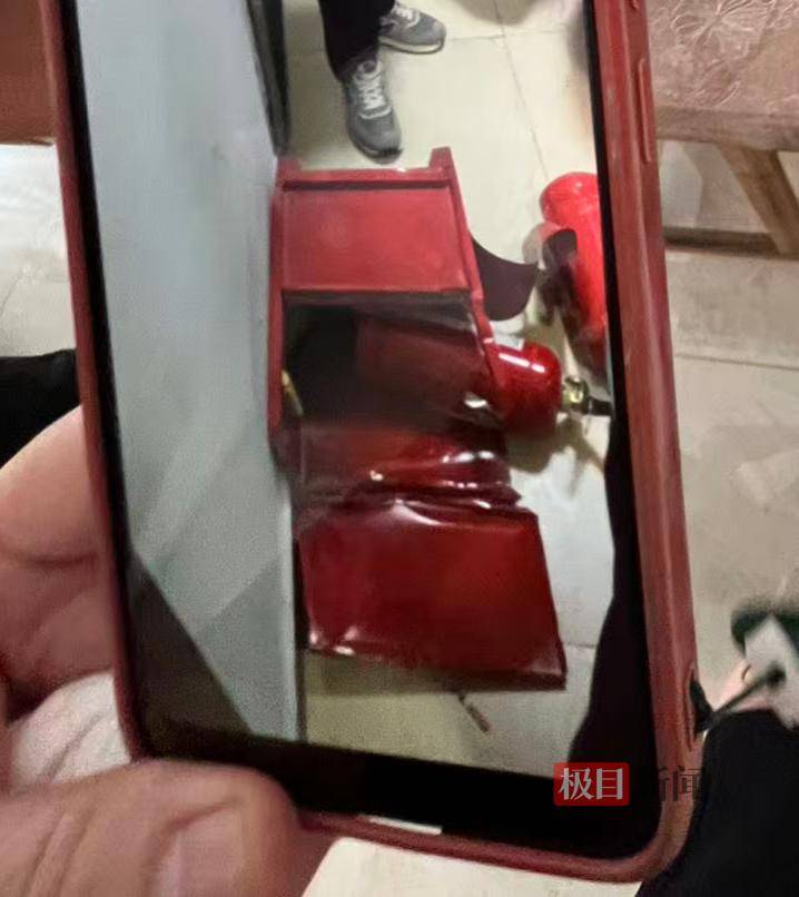 永州一小区发生电梯故障致多人被困，一名49岁女子跳出轿厢时坠亡，家属质疑物业保安打开轿厢违规操作